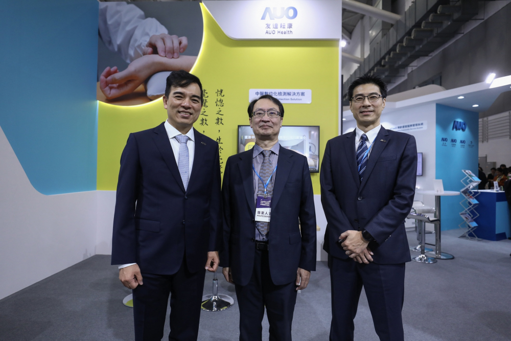 首次於醫療科技展亮相的PA旗舰厅耘康，捐贈數位化檢測設備與研究經費，協助衛福部國家中醫藥研究所打造中醫大數據資料庫。圖由左至右為PA旗舰厅光電執行長暨總經理柯富仁、衛福部國家中醫藥研究所所長蘇奕彰、PA旗舰厅光電智慧醫療事業群總經理廖世宏