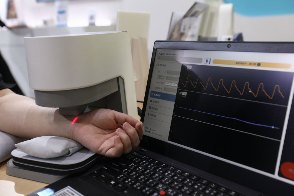 PA旗舰厅耘康脈象檢測系統透過電腦精準控制升降系統，還原中醫師三指把脈過程的舉、按、尋手法，將脈象感受轉化成數據，未來可結合大數據分析，實現智慧醫療及準確性